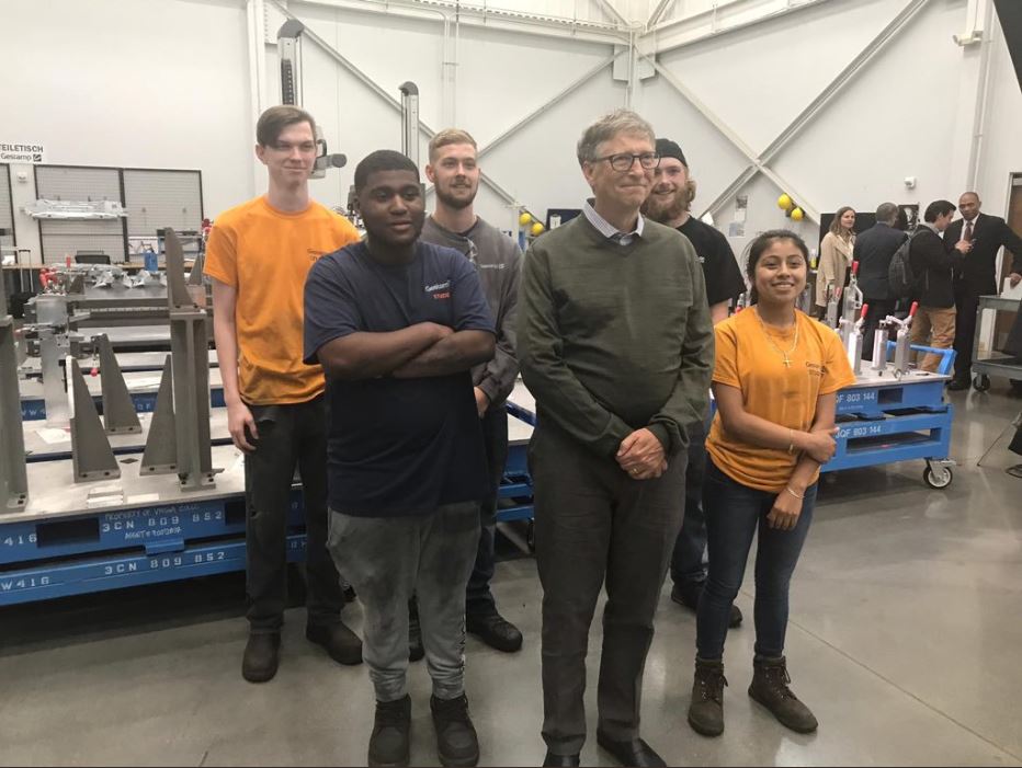 Bill Gates con estudiantes del programa de formación de Gestamp Chattanooga.